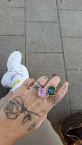 Pink-tuerkisener Ring getragen - Edelsteinschmuck, Designerschmuck und Brautschmuck aus Muenchen