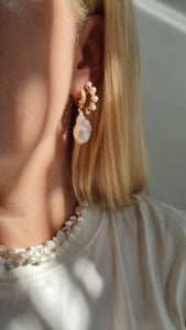 Weisse Ohrringe an Laura - Edelsteinschmuck, Designerschmuck und Brautschmuck aus Muenchen